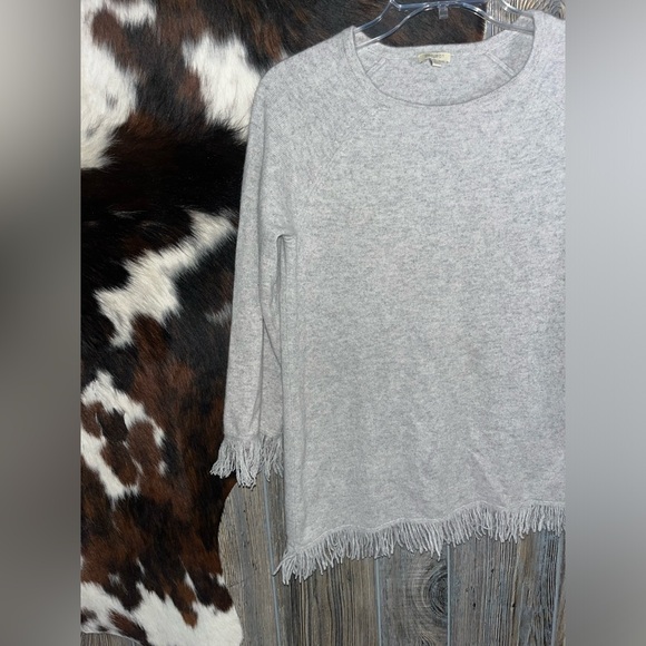 Project size small soft and cozy fray fringe hem blouse with 3/4 sleeves - Picture 2 of 5